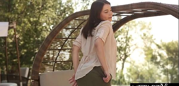  Watch this cute teen masturbating to an orgasm in the sunshine